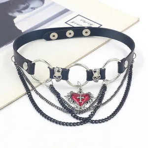 Choker en cuir punk avec pendentif coeur rouge, chaînes argentées et détails gothiques