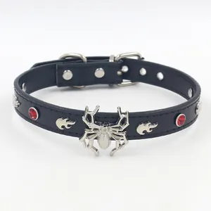 Choker gothique punk en cuir noir avec araignée argentée et rivets en pierres rouges