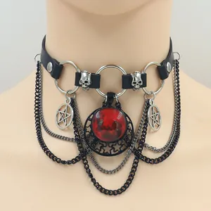 Choker punk gothique en cuir noir avec têtes de mort, étoiles et pendentif marbré rouge
