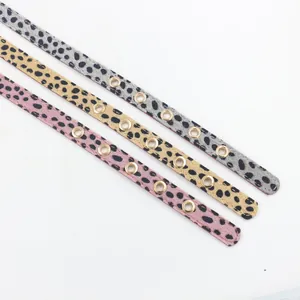 Detail eines rosa Leoparden-Chokers aus Kunstfell mit goldenen Metallösen und weicher Textur
