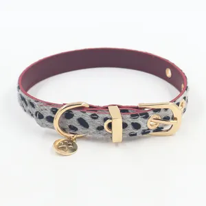 Detail von Pink Leopard Kunstpelz Choker mit rotem Lederfutter und goldenem Pfotenanhänger