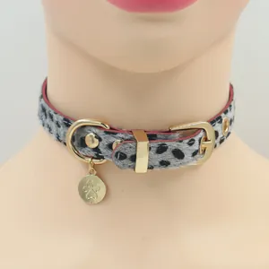 Choker aus rosa Leopardenpelz mit goldener Schnalle und Pfotenanhänger für Damen