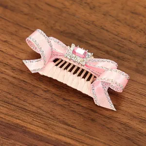 Nœud rose pour petits chiens avec strass brillants et centre en pierre rose éclatante