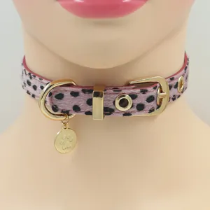 Detailansicht von rosa Leoparden-Choker mit Goldschnalle und Pfotenabdruck-Anhänger
