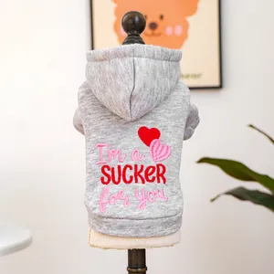 Détail du sweat à capuche gris pour chien avec broderie cœur et slogan I'm a SUCKER