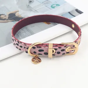 Rosa Choker mit Leopardenmuster, Pelzimitat, Gold-Hardware und Pfoten-Anhänger