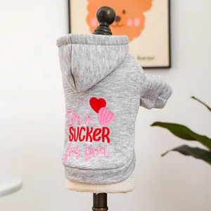 Détail d'un sweat à capuche gris pour chien avec broderie cœur et texte brodé chic