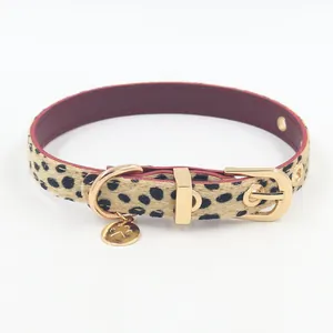Rosa Leopard-Choker aus Kunstfell mit goldener Schnalle und Pfoten-Anhänger-Detail