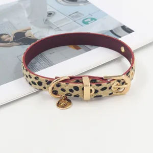 Detail von rosa Leoparden-Choker mit rotem Lederfutter und goldenem Herzanhänger
