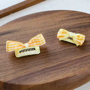 Lot de deux barrettes à nœud vichy jaune pour petits chiens avec perles sur plateau bois