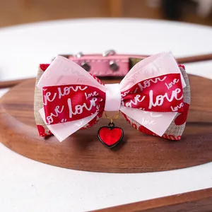 Détail macro d'un collier pour animaux avec pendentif cœur et nœud love sur plateau