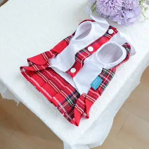 Détail d'une robe pour animal style écolier avec jupe plissée à carreaux rouges