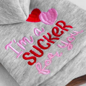 Sweat à capuche gris pour animaux avec broderie cœur et texte I'm a SUCKER for you