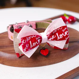 Détail du collier rose en cuir avec nœud multicouche et pendentif cœur rouge