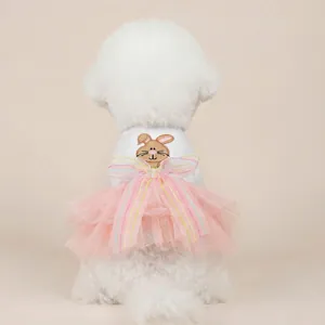 Détail de robe pour animal avec broderie lapin et grand nœud rose à rayures colorées