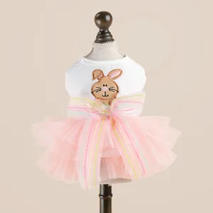 Détail de la broderie lapin et du tutu en maille rose multicouche sur la robe pour animaux