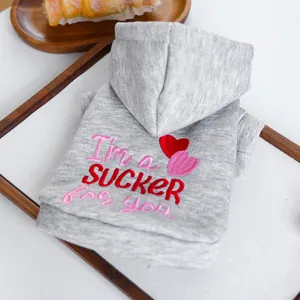 Détail du sweat à capuche gris pour animaux avec broderie cœur et texte 'I'm a SUCKER for you'