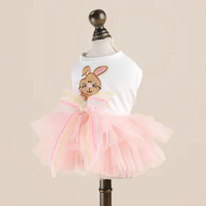 Détail de la robe de princesse pour animaux avec lapin brodé et grand nœud rose