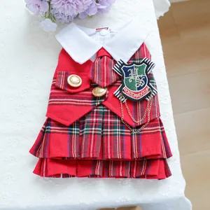 Robe de style académie pour chiens et chats avec un motif écossais rouge classique
