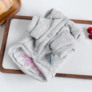 Détail d'une veste matelassée grise pour animaux avec doublure polaire et broderie rose