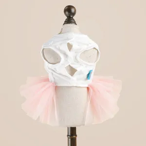 Détail d'une robe pour animal avec corsage blanc boutonné et tutu en tulle rose