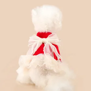 Dettaglio vestito rosso per animali con gonna in tulle e grande fiocco in pizzo