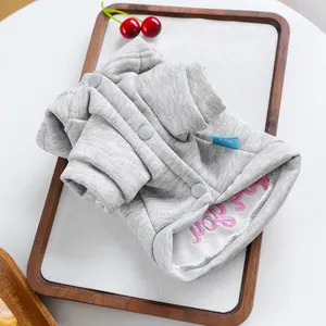 Détail du gilet gris pour animaux avec polaire douce, boutons et broderie rose
