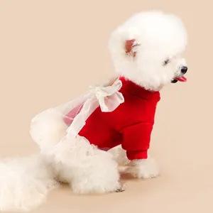 Dettaglio di un vestito rosso in velluto per animali con fiocco in pizzo e gonna in tulle