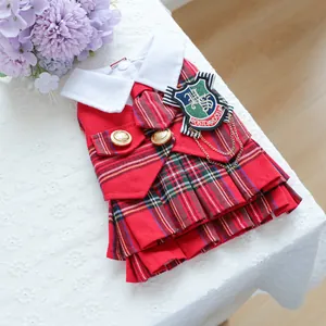 Détail de la robe écossaise rouge pour animaux avec badge brodé et chaîne métallique