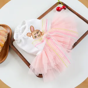 Détail de robe pour animaux avec broderie lapin et jupe en maille rose pour chats et chiens