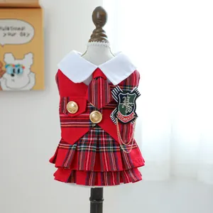 Robe pour Animaux Style Académie Britannique Plaid Rouge pour Petits Chiens Chats Chiot Volants Uniforme JK École avec Badge Chaîne Métal