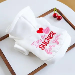 Détail du sweat à capuche blanc pour animaux avec broderie cœur et texte I'm a SUCKER