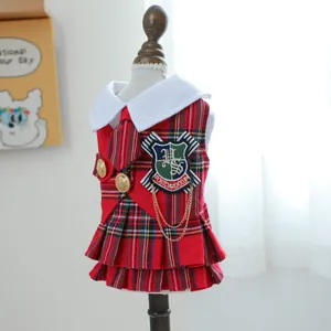 Détail de la robe écossaise rouge pour chien avec écusson brodé et chaînes dorées