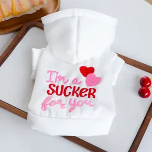 Sweat à capuche blanc pour animaux avec broderie cœur et texte Sucker sur plateau
