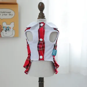 Détail de la robe écossaise rouge pour chien avec boutons blancs et étiquette