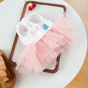 Détail d'une robe de Pâques pour animaux en coton blanc et jupe en tulle rose multicouche