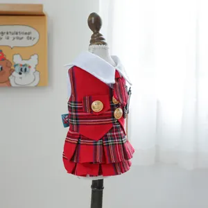 Détail de l'uniforme scolaire rouge à carreaux pour chien avec boutons dorés