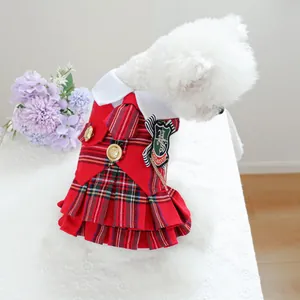 Robe pour chien à carreaux rouges style britannique avec col blanc et badge académie