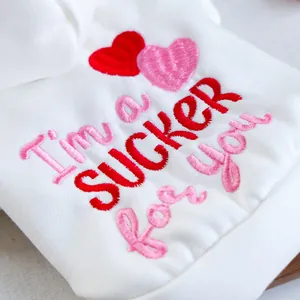 Détail du sweat à capuche blanc pour chien avec broderie cœur et texte artistique