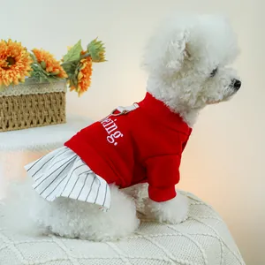 Simpatico vestito festivo a righe bianche e rosse per animali con ricamo sul retro