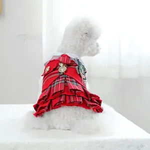 Détail de robe pour animal à carreaux rouges style scolaire avec boutons métalliques
