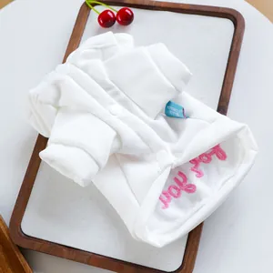 Détail du cardigan gaufré blanc pour animaux avec boutons et broderie Happy