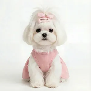 Detail van roze strikhaarclip en bijpassende trouwjurk voor kleine honden en puppy's