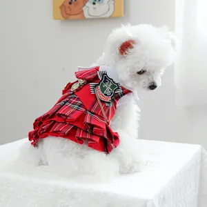 Détail de la robe écossaise rouge pour chien avec col blanc et broche à chaîne dorée