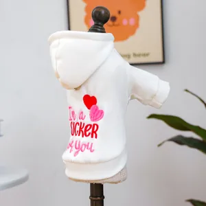 Détail du sweat à capuche blanc pour chien avec broderie cœur et texte I'm a SUCKER for YOU