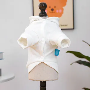 Détail d'un sweat à capuche blanc pour chien en coton doux avec boutons pressions