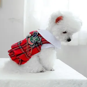Robe écossaise rouge pour animaux avec col blanc et détail de chaîne en métal