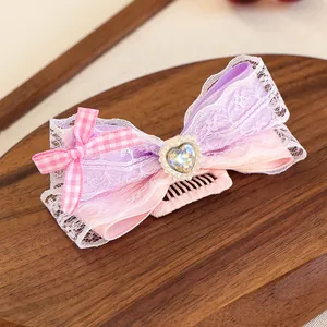 Détail d'un peigne à cheveux avec nœud en dentelle violette et cristal de cœur
