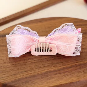 Détail d'un peigne à cheveux en dentelle double couche rose et violette pour petits chiens