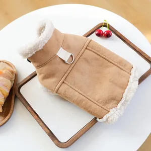 Detail einer Hundeweste aus Wildleder mit Fleecefutter und D-Ring für die Leine am Rücken